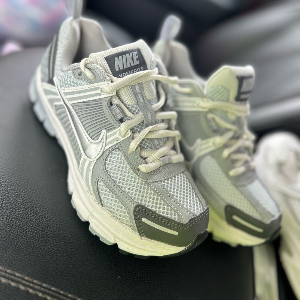 Nike Kids Light Gray Sneakers